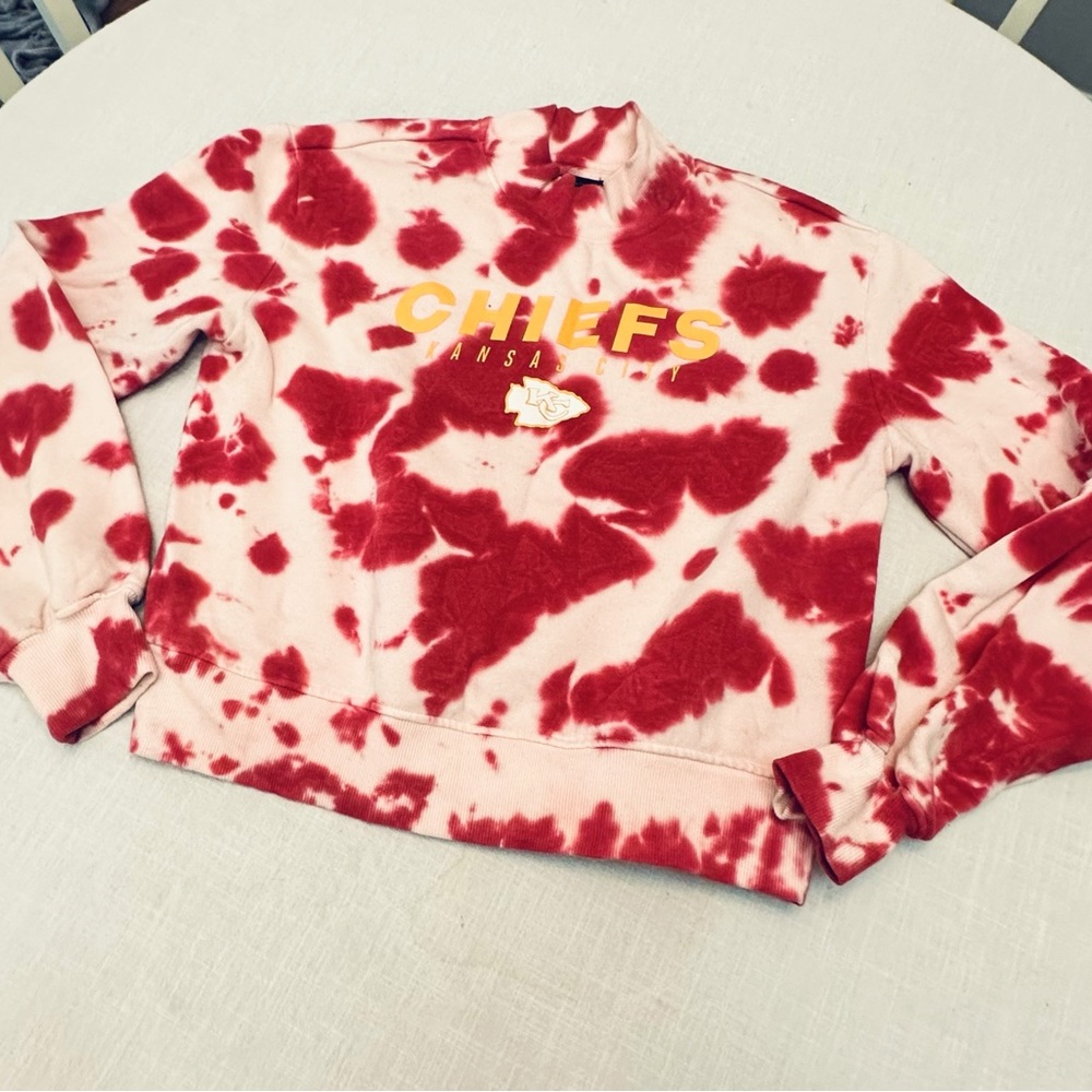 JUNK FOOD CHEIFS CREWNECK SWEATSHIRT SMALL